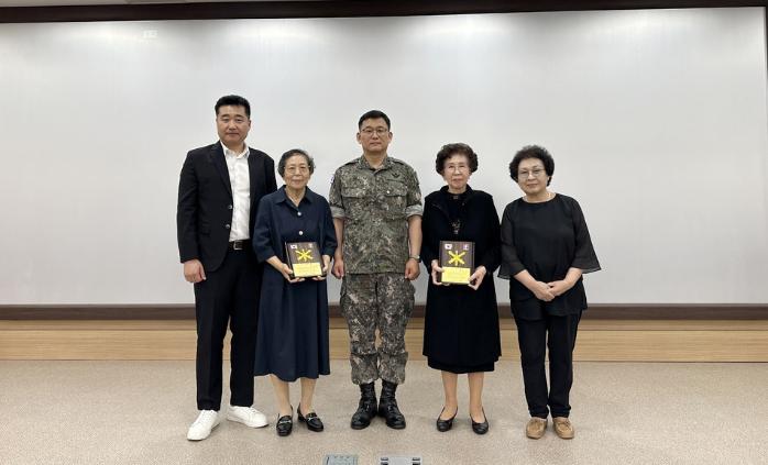 양태봉(가운데) 포병학교장과 고 김풍익·장세풍 중령 유가족이 24일 포병 호국영웅 유가족 초청행사에서 기념촬영을 하고 있다. 부대 제공