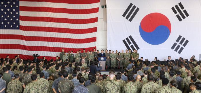 윤 대통령, 항공모함 루스벨트함 승함 한미 장병 격려… 윤석열 대통령이 6·25전쟁 제74주년 행사를 마치고 25일 오후 부산 해군작전기지에 정박 중인 미 해군 원자력추진 항공모함 시어도어 루스벨트함에 승함해 격납고에서 한미 장병들을 격려하고 있다. 현직 대통령이 미국 항공모함에 승함한 것은 1974년 박정희 전 대통령, 1994년 김영삼 전 대통령에 이어 세 번째다.  대통령실 제공