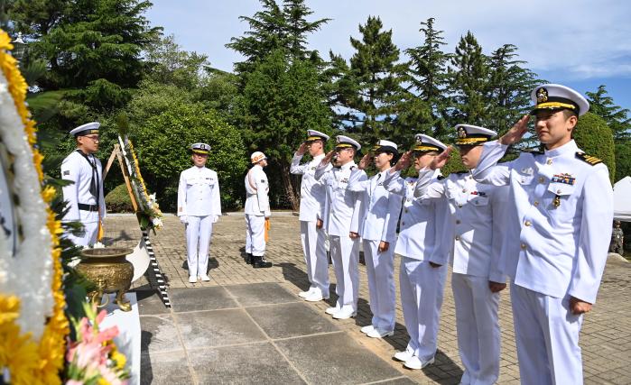 제74주년 옥계지구전투 전승 기념식에 참석한 해군1함대 장병들이 전적비를 향해 경례하고 있다. 부대 제공