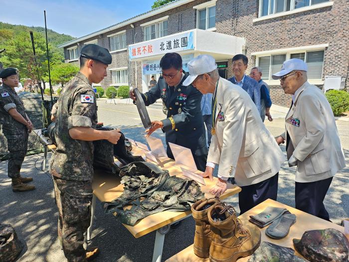 지난 21일 육군22보병사단 북진여단애서 열린 부대초청행사에서 6·25전쟁 참전용사들이 장비를 관람하고 있다. 사진 제공=한보림 중사