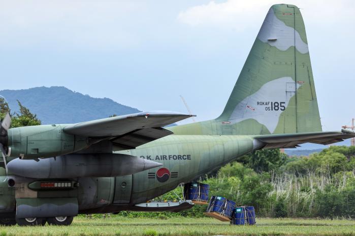 전투하역훈련에서 C-130 항공기가 지상 활주하며 화물을 투하하고 있다.