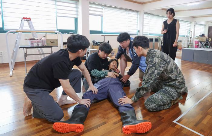 서울 동작구에 있는 한 연습실에서 연극 ‘연평’을 연습 중인 배우들.