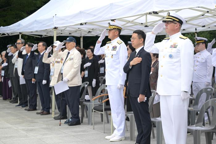 최성혁(중장·가운데) 해군작전사령관과 닐 코프로스키(준장· 오른쪽) 주한미해군사령관이 26일 부산 민주공원에서 열린 ‘제74주년 대한해협해전 전승 기념식’에서 백두산함 승조원, 유가족 등 참석자와 함께 경례하고 있다. 부대 제공