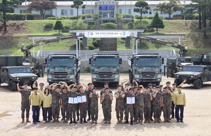 육군지상작전사령부 1101공병단 수송부 장병들이 차량 무사고 2000일 달성을 자축하고 있다. 사진 제공=김태영 대위(진)