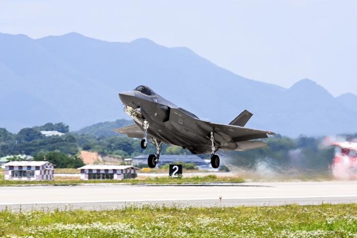 공군17전투비행단 F-35A 전투기가 26일 쌍매훈련의 하나로 이뤄진 한미 연합공중훈련을 위해 이륙하고 있다. 이날 훈련에는 F-35A와 19전투비행단 (K)F-16, 미 공군 F-22, F-16 등 한미 공군 전투기 30여 대가 투입됐다. 공군 제공