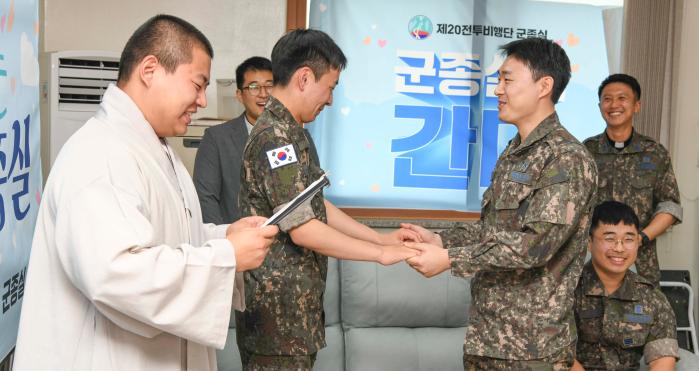 공군20전투비행단 김기영(맨 왼쪽) 군종법사가 장형욱 일병의 사연을 정비관리과 장병들에게 읽어 주고 있다. 사진 제공=김경률 원사