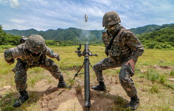 27일 진행된 육군35보병사단 공용화기 집체교육에서 장병들이 박격포 사격훈련을 하고 있다. 부대 제공