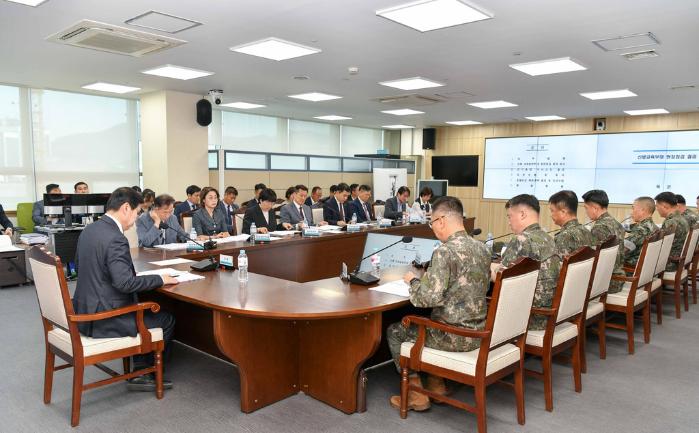 27일 국방부에서 김선호 차관 주관으로 열린 ‘신병교육대 사고 관련 재발방지 대책 회의’에서 참석자들이 회의하고 있다. 국방부 제공