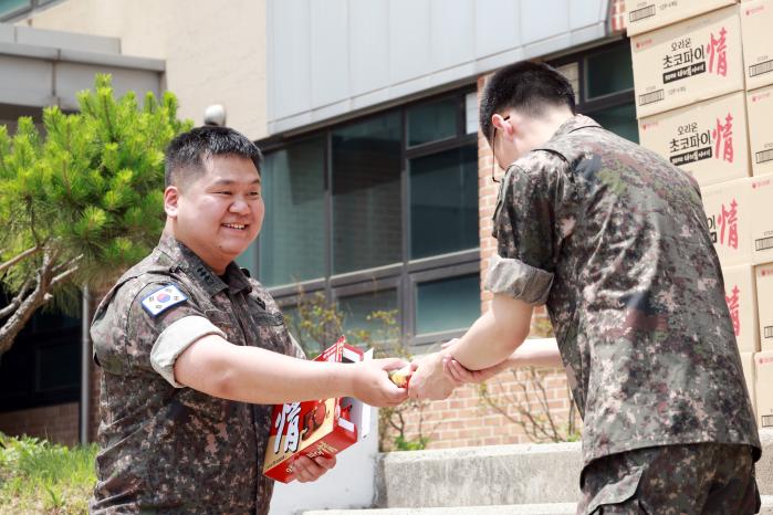 이희성 대위가 최우수상 기념 선물로 받은 초코파이를 부대 장병들에게 나눠주고 있다. 김병문 기자