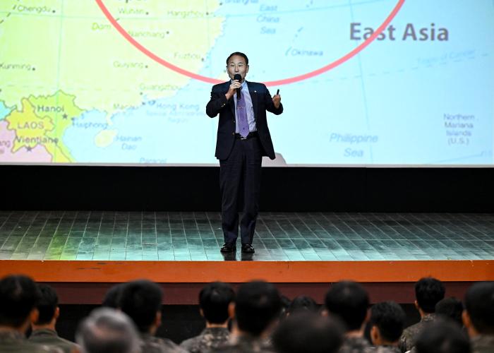 김형철 한국군사문제연구원장이 공군18전투비행단에서 대한민국 근현대의 전쟁사를 강의하고 있다. 부대 제공