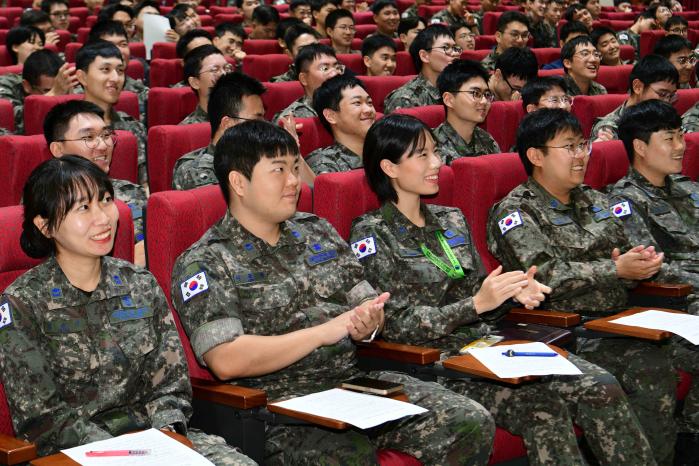 공군1전투비행단 초급간부들이 자긍심 함양 교육에서 특별강연을 듣고 있다. 사진 제공=장석원 하사