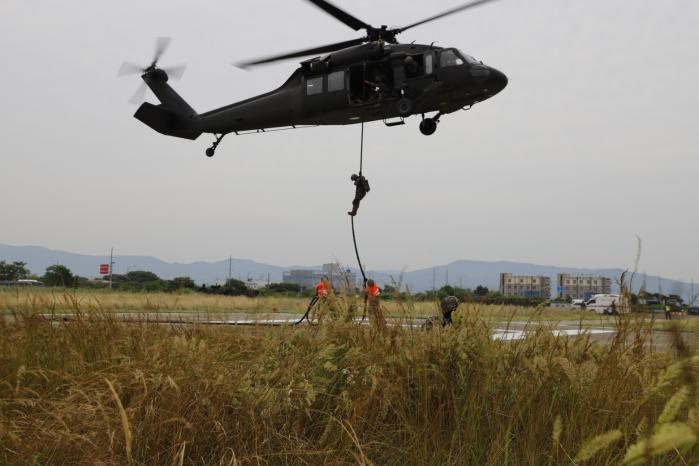 육군32보병사단 기동대대 장병들이 27일 급속 헬기 로프 하강 훈련을 하고 있다. 부대 제공.