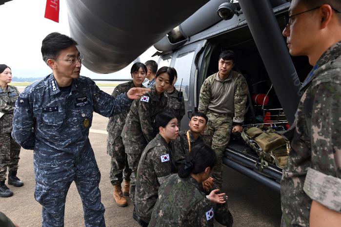 이국종(맨 왼쪽) 국군대전병원장이 27일 공군6탐색구조비행전대 특수탐색구조대대를 방문해 항공구조사들과 전술토의를 하고 있다. 부대 제공