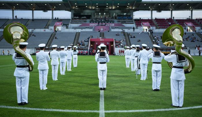 해군교육사 군악대가 창원축구센터에서 열린 경남FC 홈경기 중 기념연주를 하고 있다. 부대 제공