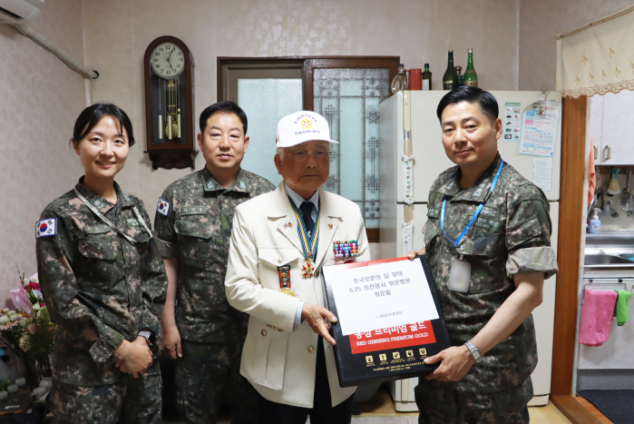 해군8전단 장병들이 6·25 참전용사 박이주 옹에게 위문품을 전달하고 있다. 부대 제공