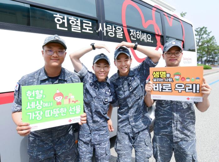 사랑의 헌혈 운동에 동참한 1함대 장병들. 부대 제공