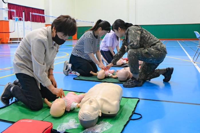 공군5공중기동비행단 부대원과 군가족들이 유아 심폐소생술 교육을 받고 있다. 사진 제공=원대연 하사