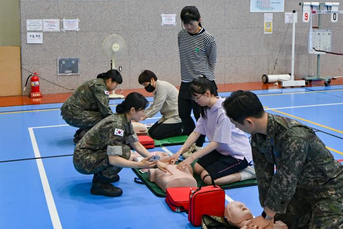 공군5공중기동비행단 부대원과 군가족들이 성인 심폐소생술 교육을 받고 있다. 사진 제공=원대연 하사