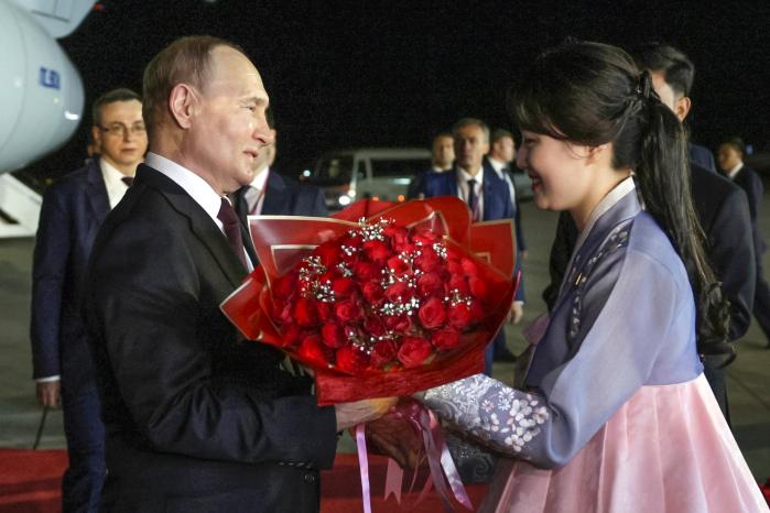 북한을 국빈 방문한 블라디미르 푸틴 러시아 대통령이 지난달 19일 평양 순안국제공항에서 꽃다발을 받고 있다. 연합뉴스