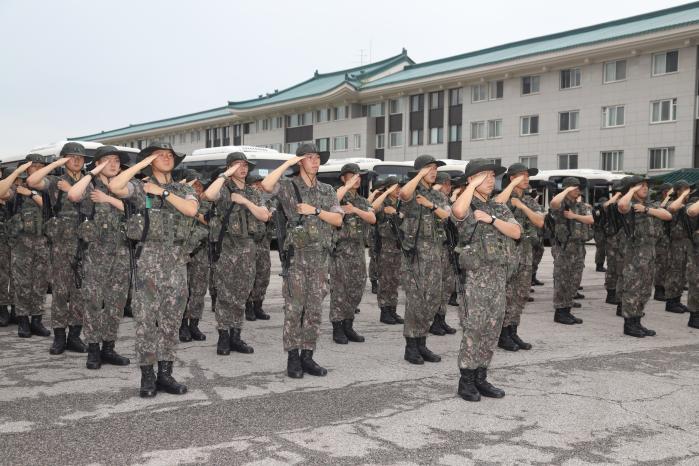 육군사관학교 2학년 생도들이 30일 ‘2024년 하계군사훈련’을 위해 육군보병학교로 이동하기 전 출발 신고를 하고 있다. 사진 제공=왕현우 일병