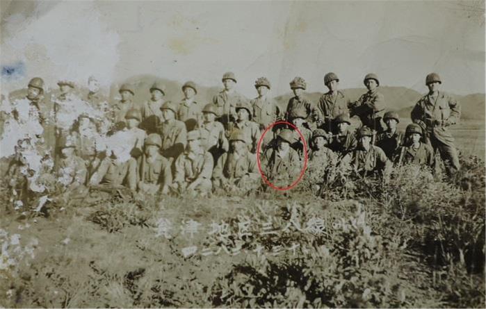 황정갑(동그라미 안) 일등중사의 생전 모습. 국방부 제공