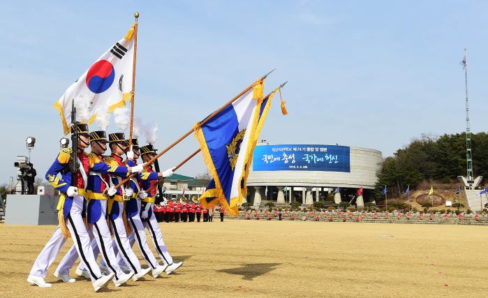 육군사관학교 졸업 및 임관식에서 부대기를 앞세워 행진하는 생도들. 이경원 기자