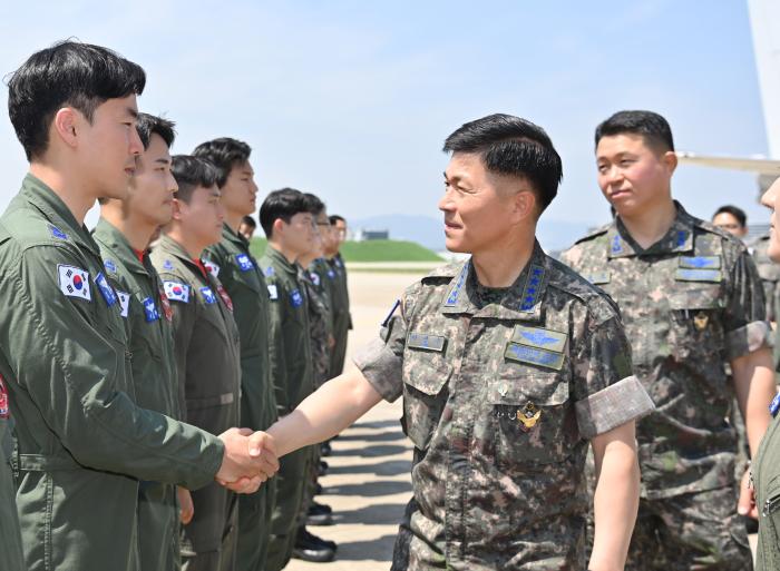 이영수 공군참모총장이 지난달 28일 김해기지 현장지도 중 장병들을 격려하고 있다. 공군 제공