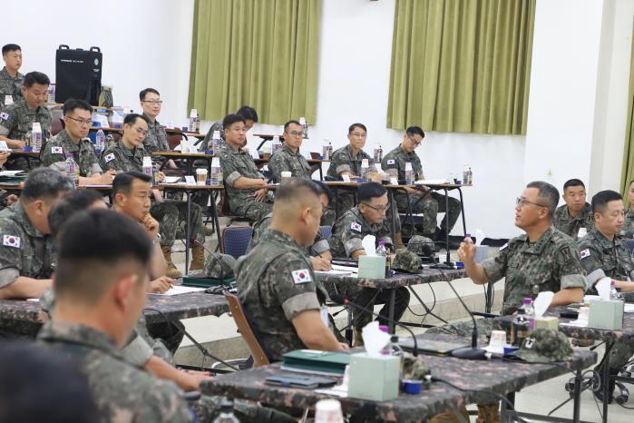 주성운 육군1군단장이 교육훈련 실전성 제고 방안 대토론회를 주관하고 있다. 부대 제공