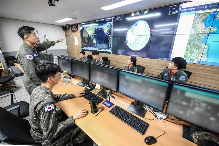 공군 우주작전요원들이 30일 확대 창설된 공군우주작전전대 우주작전센터에서 임무를 수행하고 있다. 공군 제공