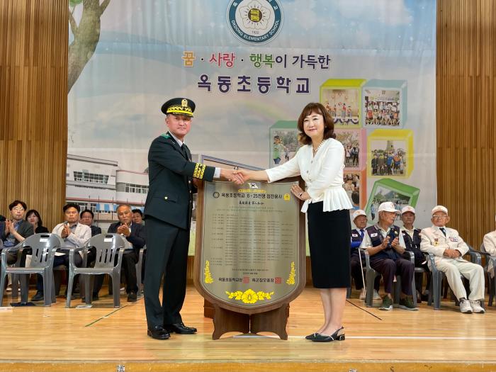 김수광 육군37보병사단장이 옥동초등학교장에게 6·25전쟁 참전용사 맹패를 전달하고 있다. 부대 제공