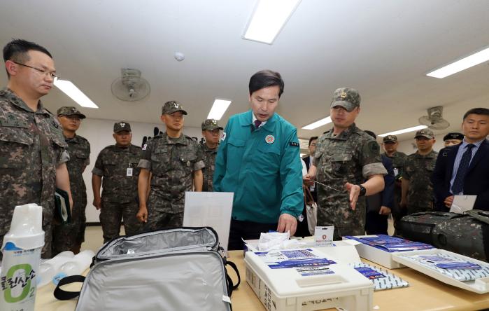 지난달 28일 육군55보병사단을 방문한 김선호 국방부 차관이 온열질환 환자 응급처치 장비의 준비상태를 확인하고 있다. 국방부 제공