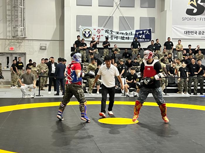 한미 친선 태권도 대회에 출전한 선수들이 전투 겨루기 시합을 하고 있다. 국방부 제공