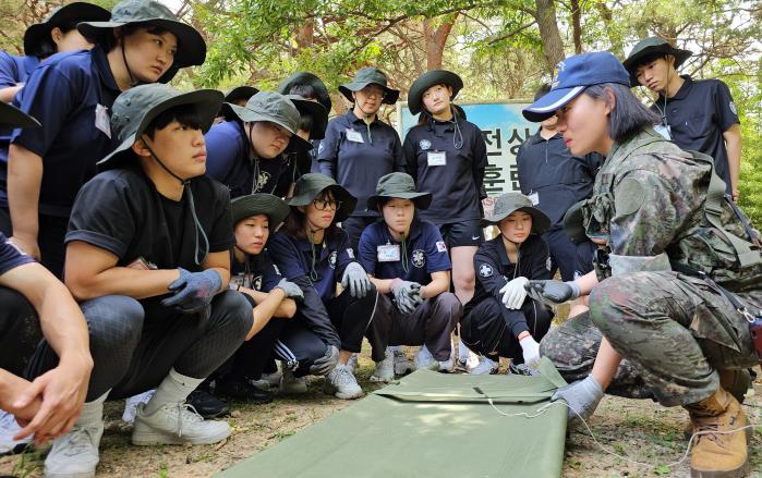 국군의무학교 교관이 군 위탁훈련에 참여한 학생들에게 환자후송 교육을 하고 있다. 부대 제공