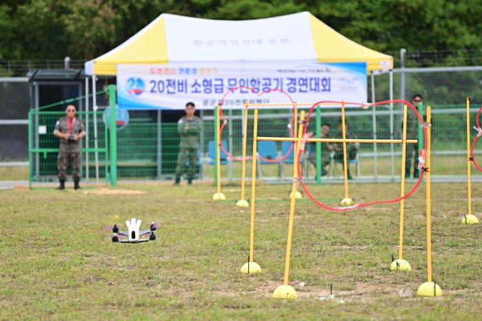 공군20전투비행단 장병들이 소형급 무인항공기 경연대회에서 드론을 조종하고 있다. 사진 제공=유태웅 상병