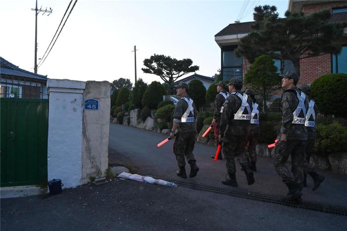 공군38전투비행전대 사고 예방 지킴이 대원들이 기지 인근 지역을 순찰하며 위험 요소가 있는지 점검하고 있다. 사진 제공=강다빈 하사