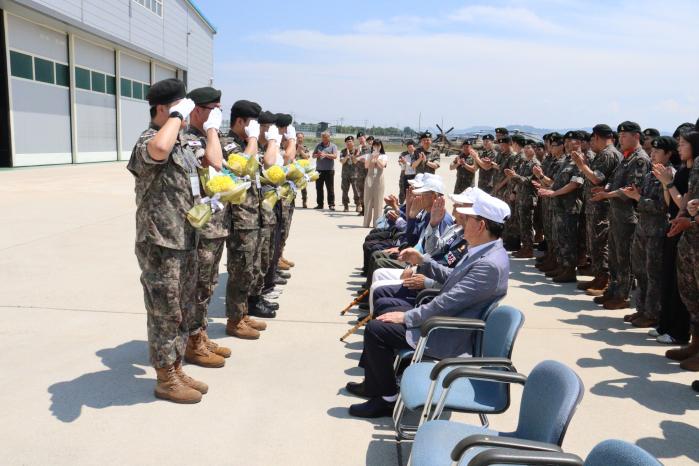 육군5군단 항공단 장병들이 6·25전쟁 참전용사 초청 행사 중 선배 전우에게 경례하고 있다. 부대 제공