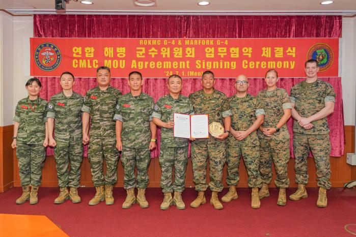 1일 해병대사령부에서 열린 연합 해병 군수위원회 업무협약식에 참석한 한미 해병대 군수관계관이 협약서를 들고 기념촬영하고 있다. 해병대 제공