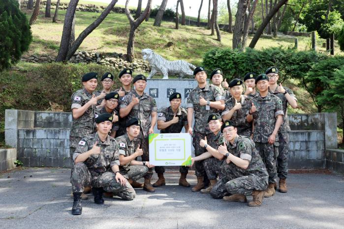 육군2신속대응사단 백호대대 장병들이 헌혈증 155장을 기부한 뒤 기념사진을 찍고 있다. 부대 제공