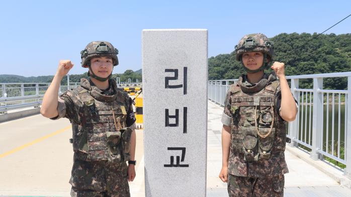 육군25보병사단 파평산대대 김주은(오른쪽) 중위와 차재윤 중사.