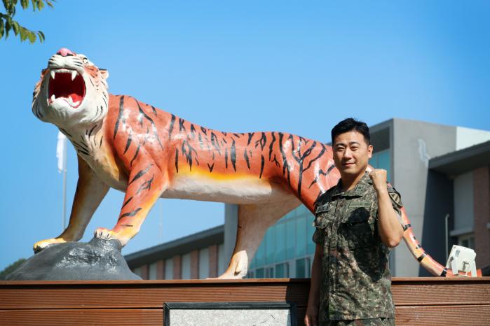 교통사고 현장을 수습하고 부상자를 도운 육군11기동사단 투호여단 임형욱 소령. 사진 제공=유수진 중사