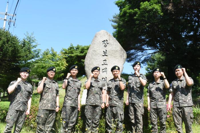 길가에 쓰러진 노인을 구한 육군31보병사단 장보고대대 장병들. 부대 제공