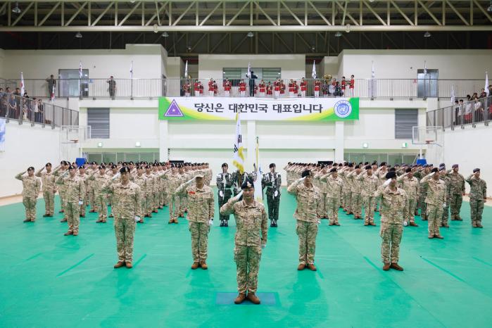 2일 육군특수전사령부 국제평화지원단에서 열린 아크부대 23진 환송식에서 장병들이 경례하고 있다. 아크부대 23진은 내년 3월 18일까지 임무를 수행할 예정이다. 김병문 기자