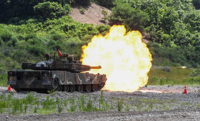 해병대1사단 전차대대 K1A2 전차가 포항 수성사격장에서 사격훈련을 하고 있다. 부대 제공