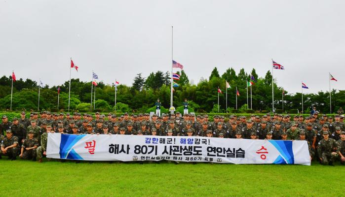 3일 부산시 유엔기념공원을 찾은 해사 생도들이 참배를 마친 뒤 단체 촬영을 하고 있다. 부대 제공