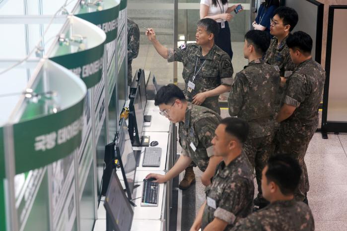 3일 서울 용산구 국방부 로비에서 열린 국방 데이터·인공지능 확산 주간 행사를 찾은 장병들이 전시를 관람하고 있다.