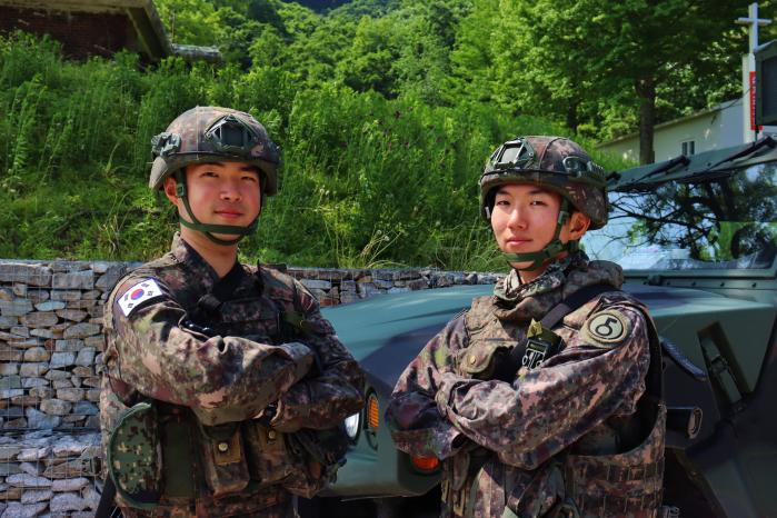 후임들에게 전투기술을 전수하기 위해 전역 전 휴가를 반납한 육군5보병사단 독수리여단 김도언·김명진(당시 병장·왼쪽부터) 씨. 부대 제공