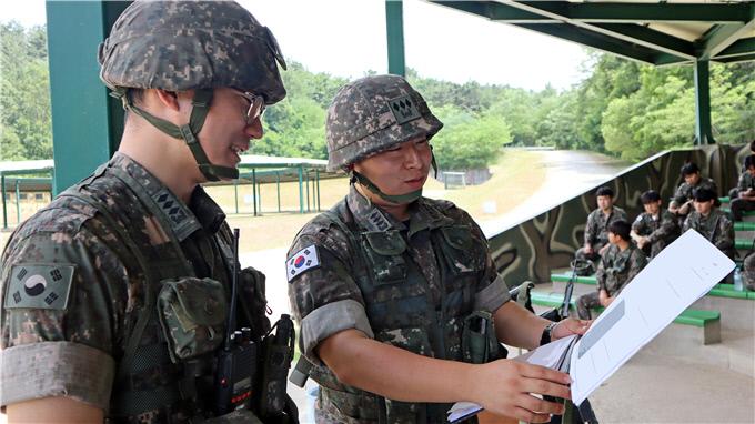 전직지원교육 기간 동원훈련에 동참한 육군50보병사단 낙동강여단 김남훈(오른쪽·당시 대위) 씨가 후임 중대장 황요한 대위에게 교관 임무에 대한 노하우를 전하고 있다. 부대 제공