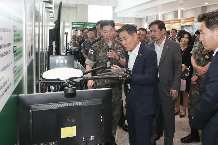 신원식(가운데) 국방부 장관이 서울 용산구 국방부 1층에서 ‘국방 데이터·인공지능 확산주간’을 맞아 열린 데이터·인공지능 분야 주요 성과물 전시에서 박성제(해군대령) 합참 합동실험과장으로부터 온디바이스 AI 활용 정찰감시체계에 대한 설명을 듣고 있다. 이경원 기자