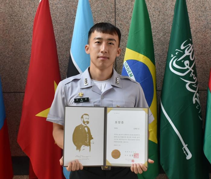 합동대 국방어학원 교육생인 김재민 육군대위가 최근 헌혈 100회를 달성해 대한적십자사로부터 헌혈유공장 ‘명예장’을 받았다. 합동대 제공