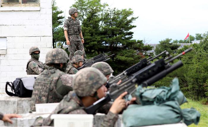 지난달 26일 육군23경비여단 공용화기 실사격훈련에 참가한 장병들이 표적을 향해 사격하고 있다. 사진 제공=김정훈 상사